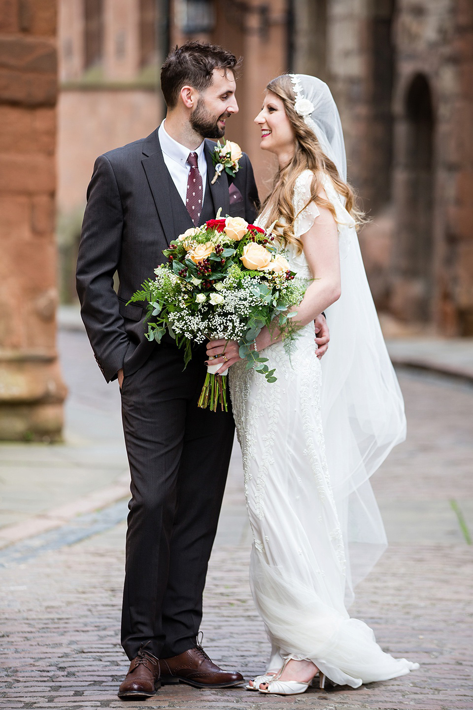 The bride wears Eliza Jane Howell for her Great Gatsby inspired city wedding. Photography by Jo Hastings.