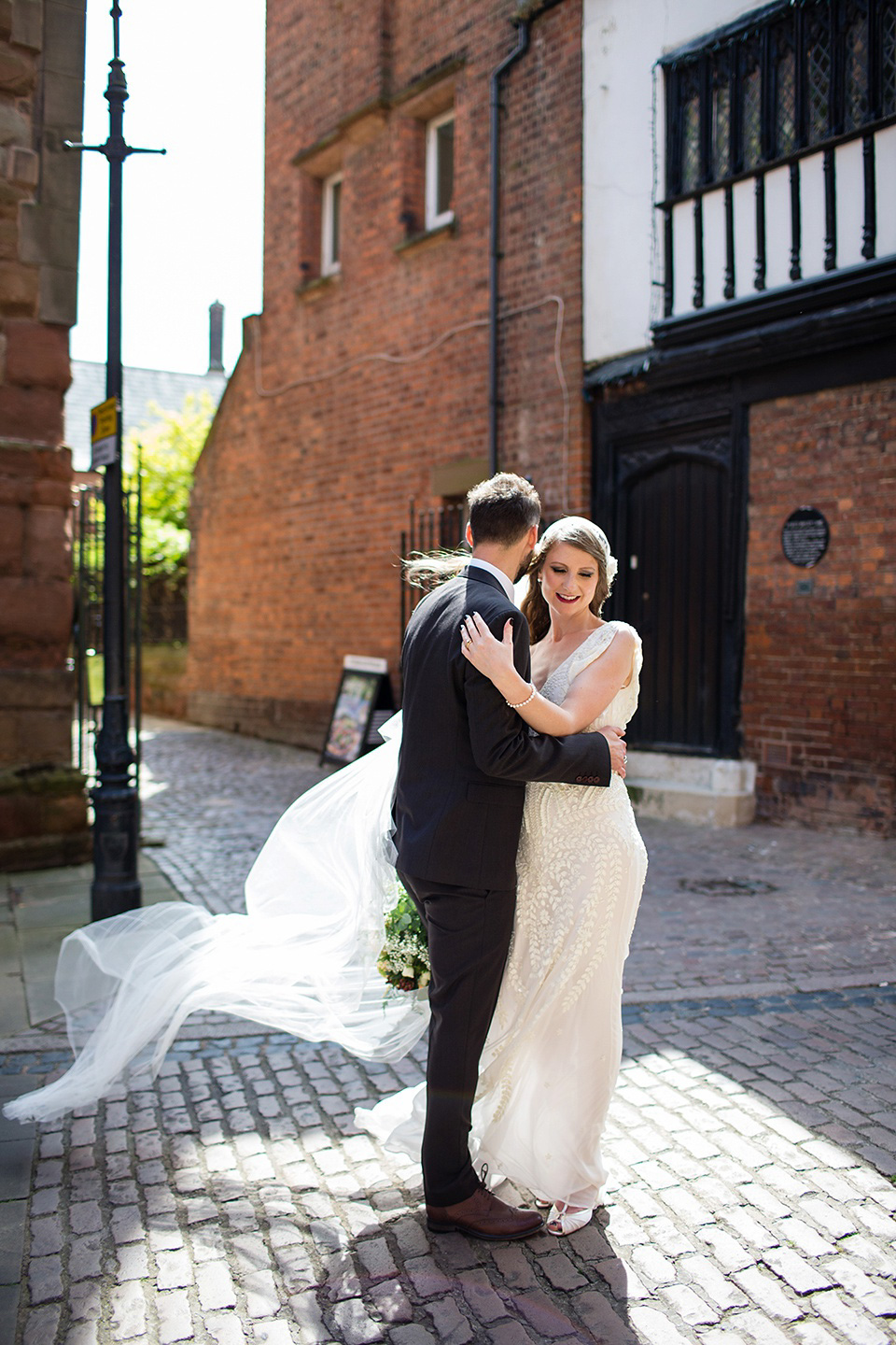 The bride wears Eliza Jane Howell for her Great Gatsby inspired city wedding. Photography by Jo Hastings.