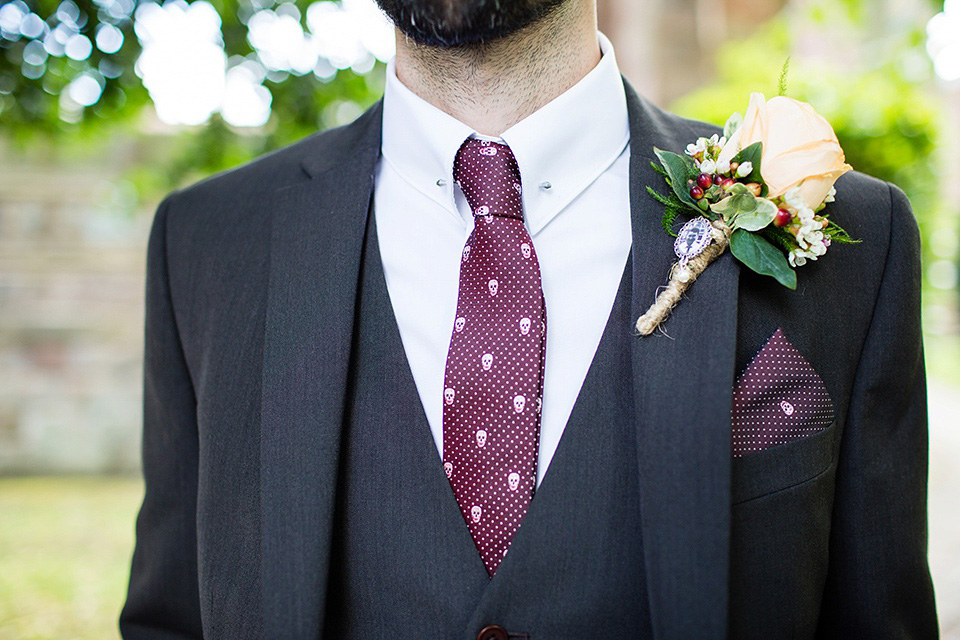 The bride wears Eliza Jane Howell for her Great Gatsby inspired city wedding. Photography by Jo Hastings.