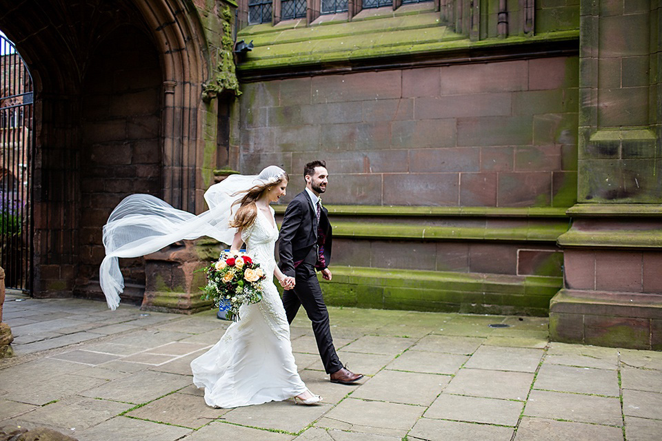 The bride wears Eliza Jane Howell for her Great Gatsby inspired city wedding. Photography by Jo Hastings.