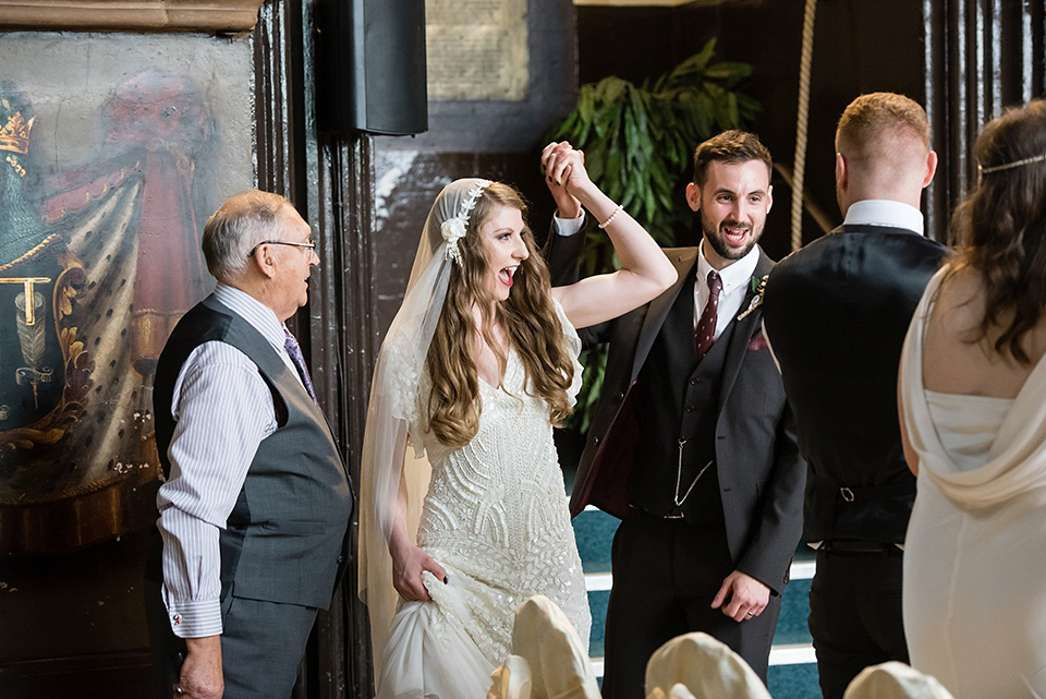 The bride wears Eliza Jane Howell for her Great Gatsby inspired city wedding. Photography by Jo Hastings.