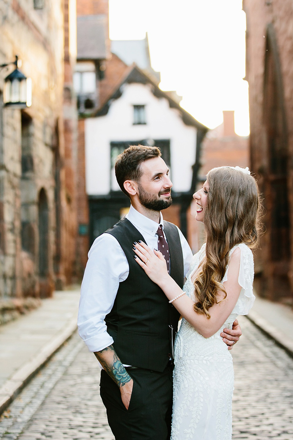 The bride wears Eliza Jane Howell for her Great Gatsby inspired city wedding. Photography by Jo Hastings.