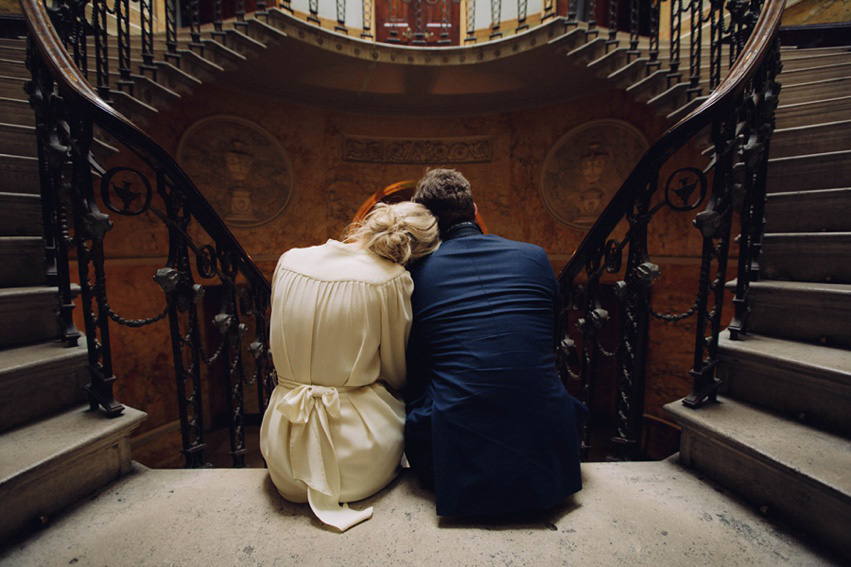 Bride Jess wears an original 1970's vintage Ossie Clarke dress for her Jewish wedding ceremony at Home House in London. Photography by Rebecca Goddard.