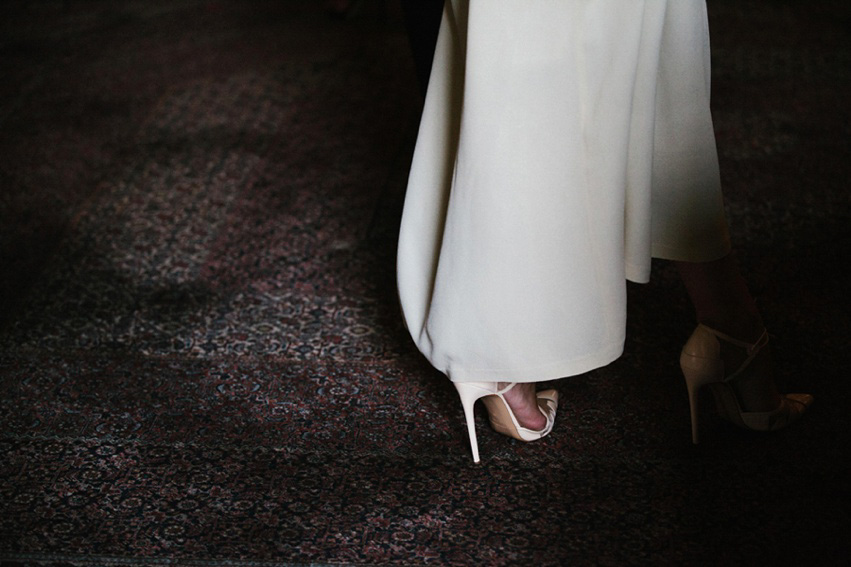 Bride Jess wears an original 1970's vintage Ossie Clarke dress for her Jewish wedding ceremony at Home House in London. Photography by Rebecca Goddard.