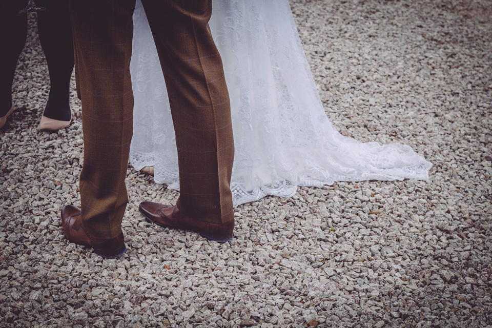 Elizabeth Avey Vintage Lace and Tulips for a Relaxed Spring Barn Wedding. Photography by Kate Scott.