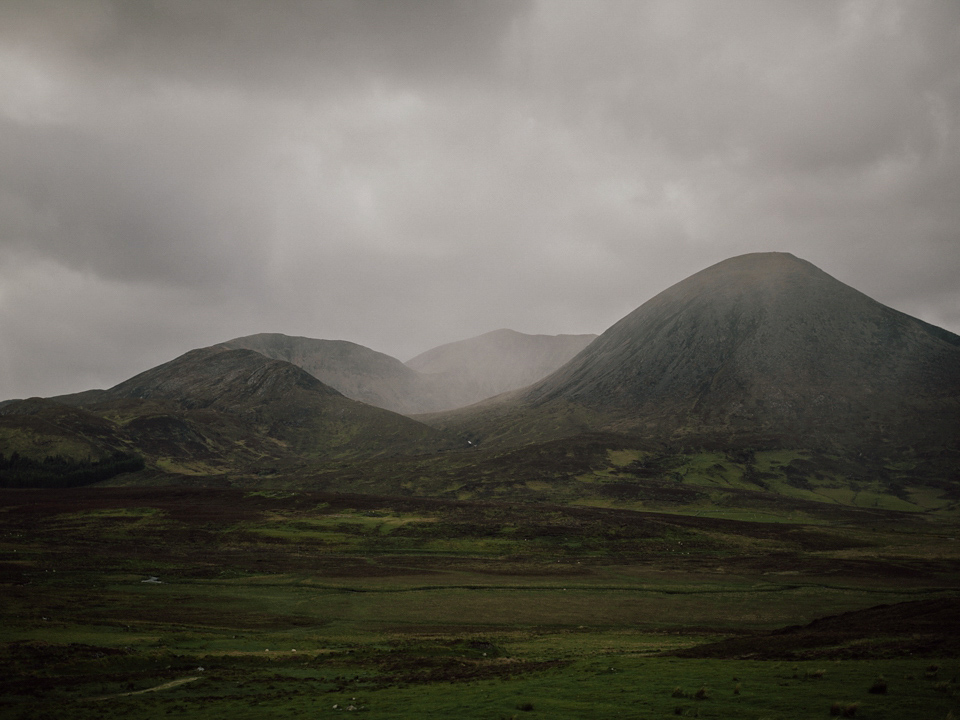 The most Simple and Stunning Elopement to the Isle of Skye. Photography by Capyture.