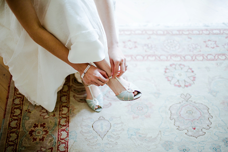 A Multicultural Wedding With Tea, Lace and Pink Balloons. Photography by Irene Yap.