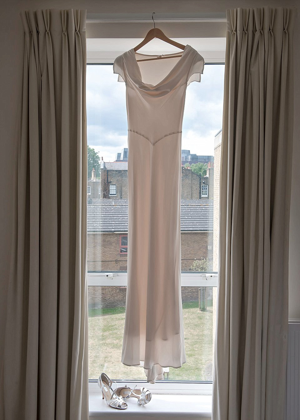 An Elegant Ghost Gown for a Relaxed City Wedding. Photography by Julie Anne Images.