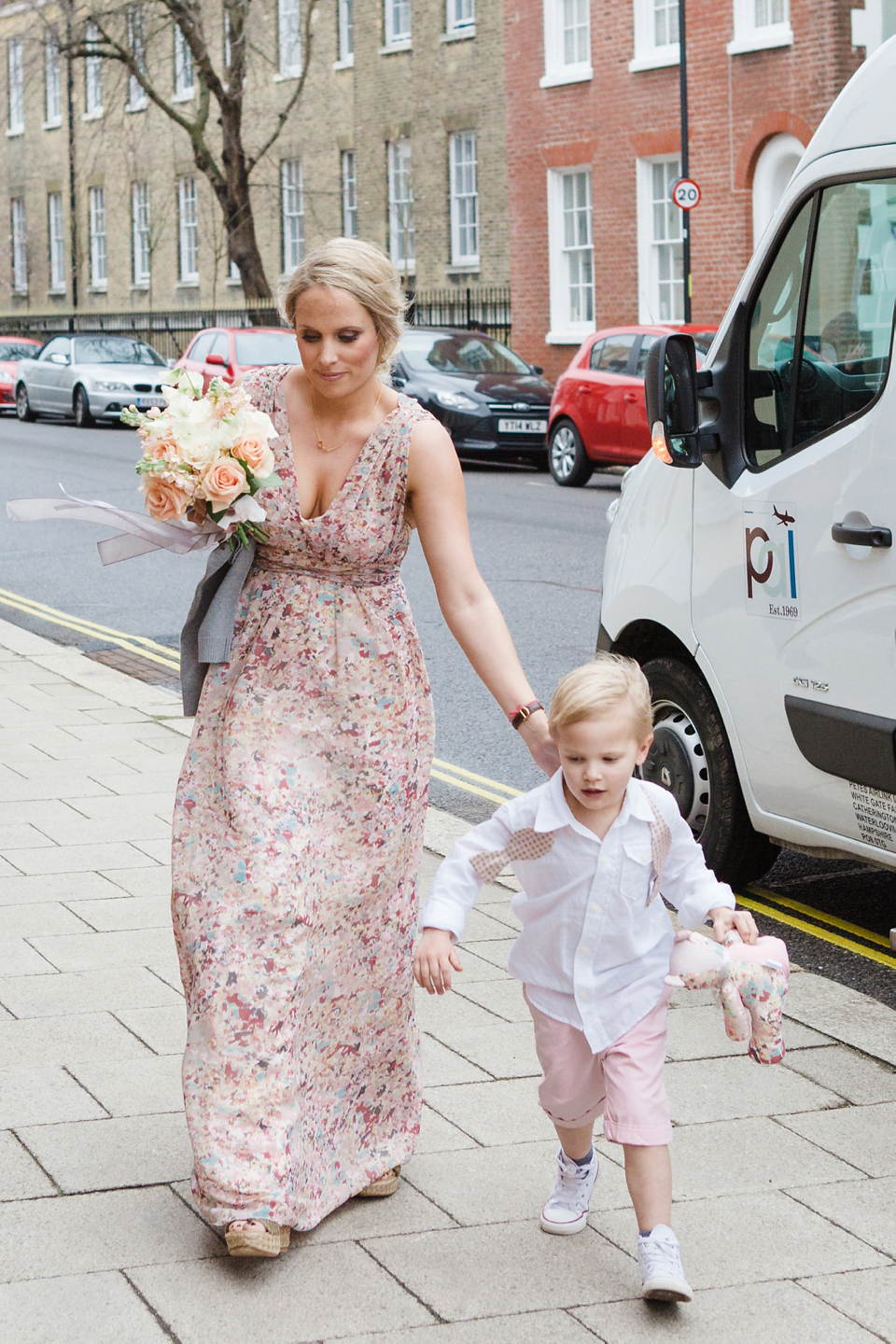 The wedding of Sinclair Seller, co-founder of Maids to Measure. Sinclair had 13 bridesmaids for her laid-back and glamorous British backyard wedding. Photography by Claire Graham and Lucy Davenport.