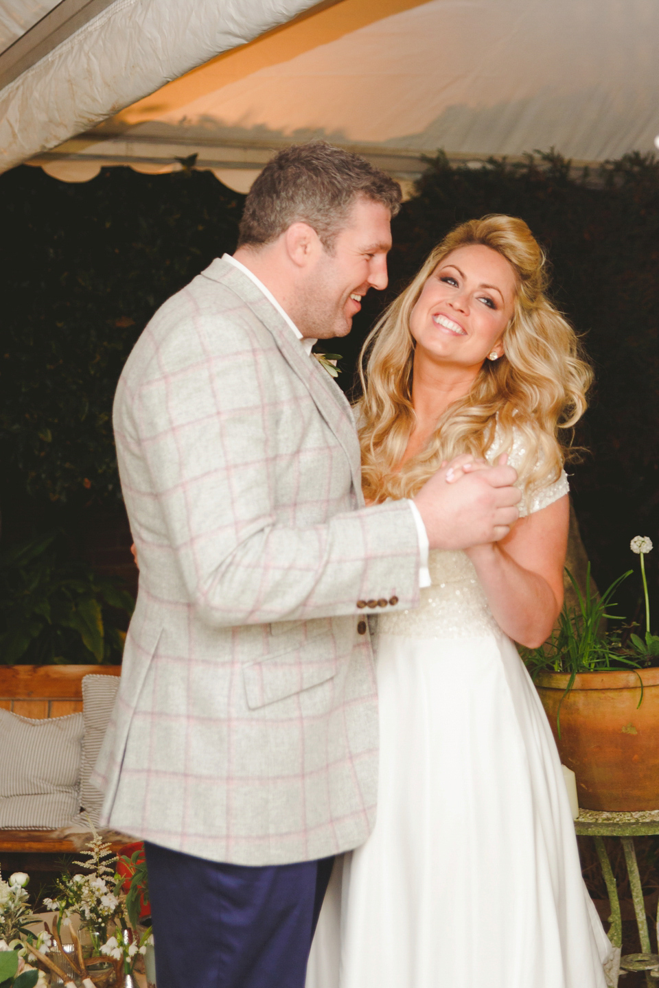 The wedding of Sinclair Seller, co-founder of Maids to Measure. Sinclair had 13 bridesmaids for her laid-back and glamorous British backyard wedding. Photography by Claire Graham and Lucy Davenport.