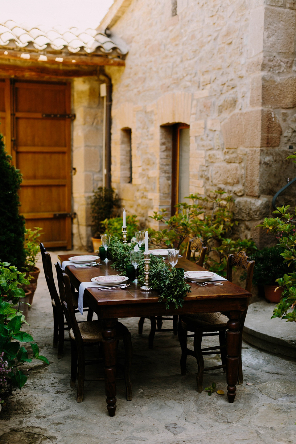 Otaduy Glamour and Spanish Elopement Style. Styling and concept by Bodas Entre Tules, photogrpahy by Levi Tijerini.