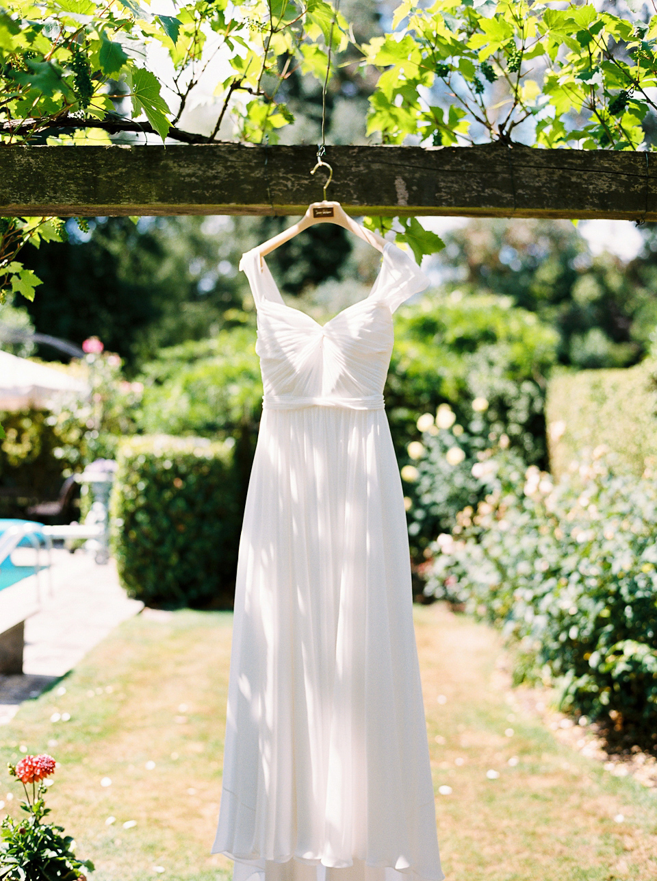 Monroe by Jenny Packham for an Effortlessly Elegant Country House Wedding. Images by Peachey Photography.