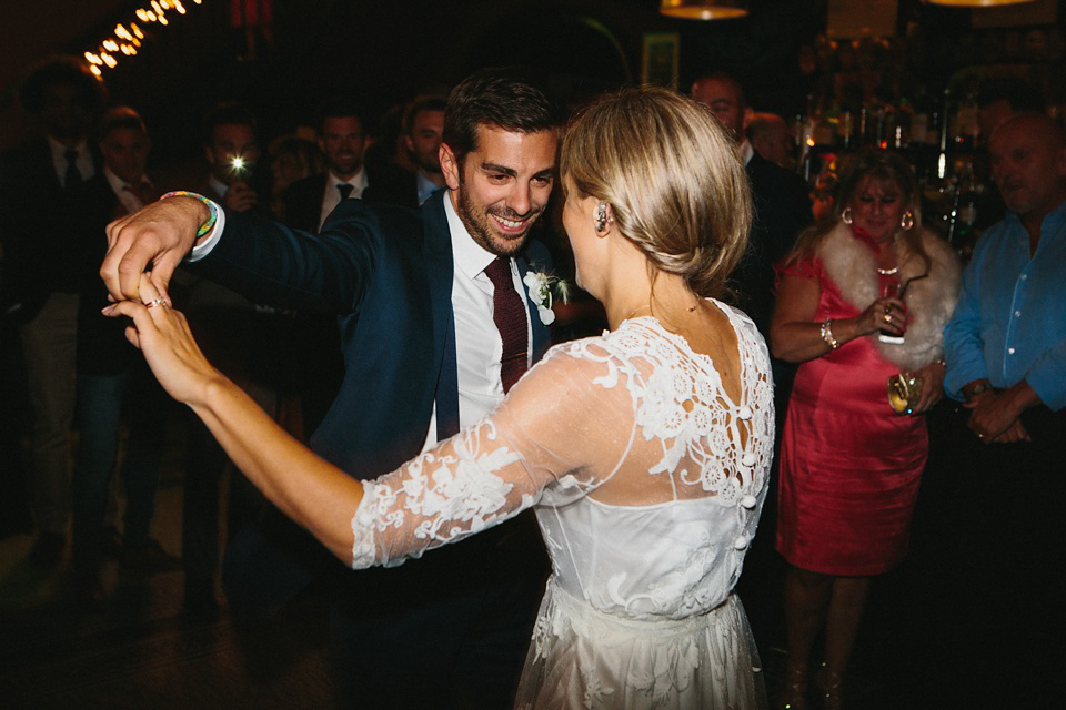 A Vintage Gown by Days of Grace for a Stylish Low-Key and Relaxed London Pub Wedding. Photography by Peach & Jo.