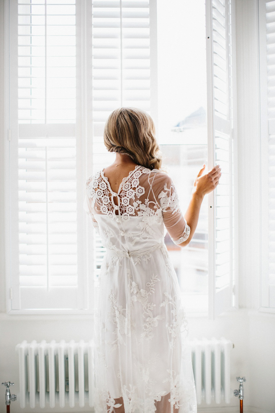 A Vintage Gown by Days of Grace for a Stylish Low-Key and Relaxed London Pub Wedding. Photography by Peach & Jo.