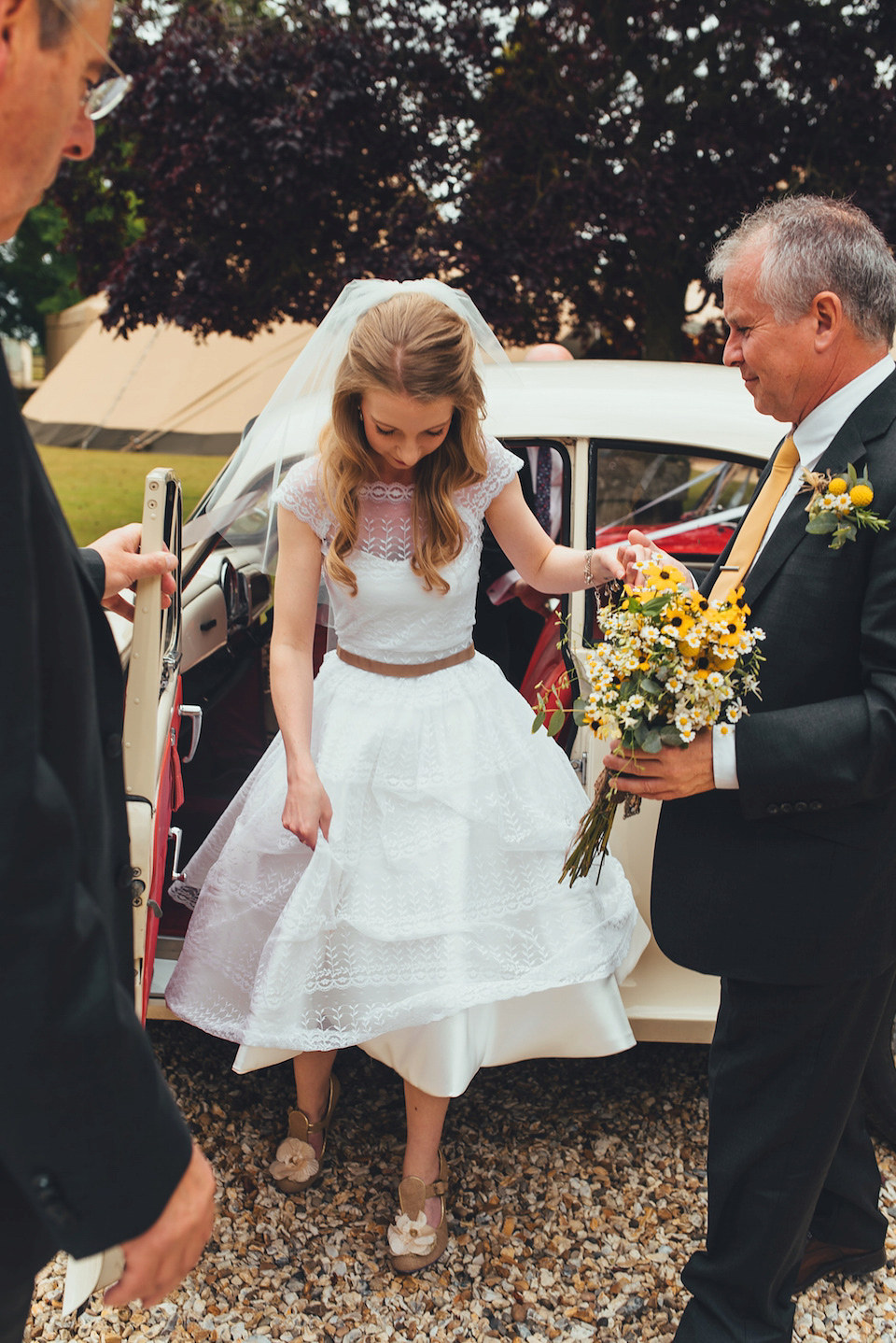 Daisy Bouquets and Tipis for a Colourful Summer Tipi Wedding, photography by Becky Ryan.