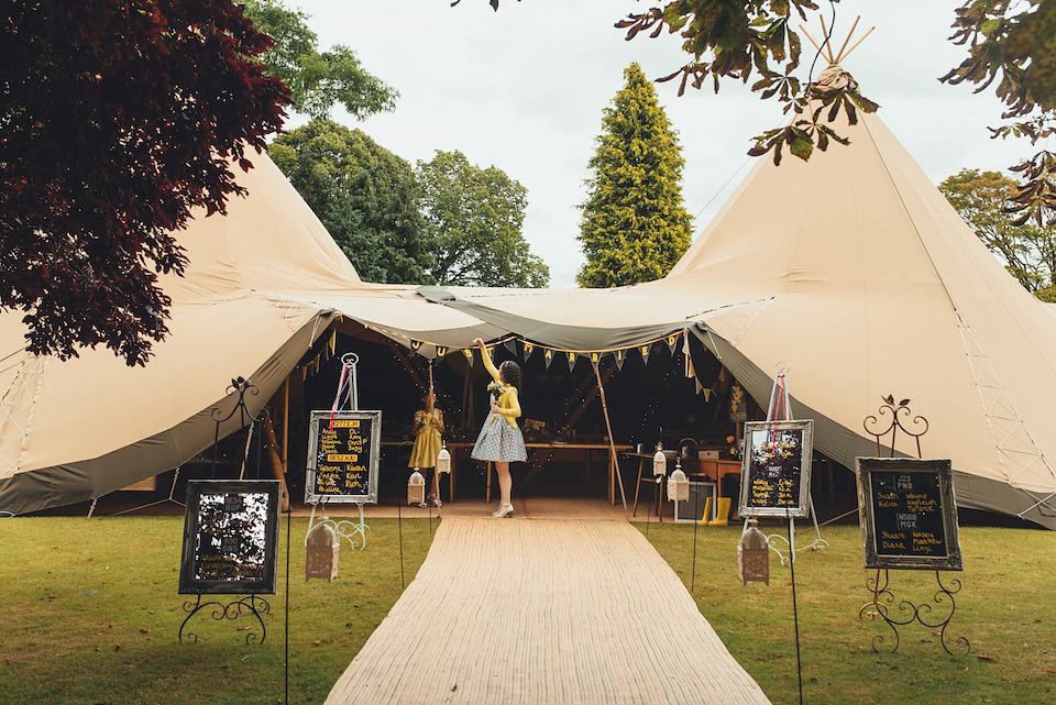 Daisy Bouquets and Tipis for a Colourful Summer Tipi Wedding, photography by Becky Ryan.