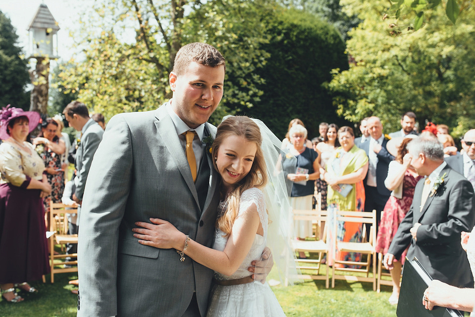 Daisy Bouquets and Tipis for a Colourful Summer Tipi Wedding, photography by Becky Ryan.