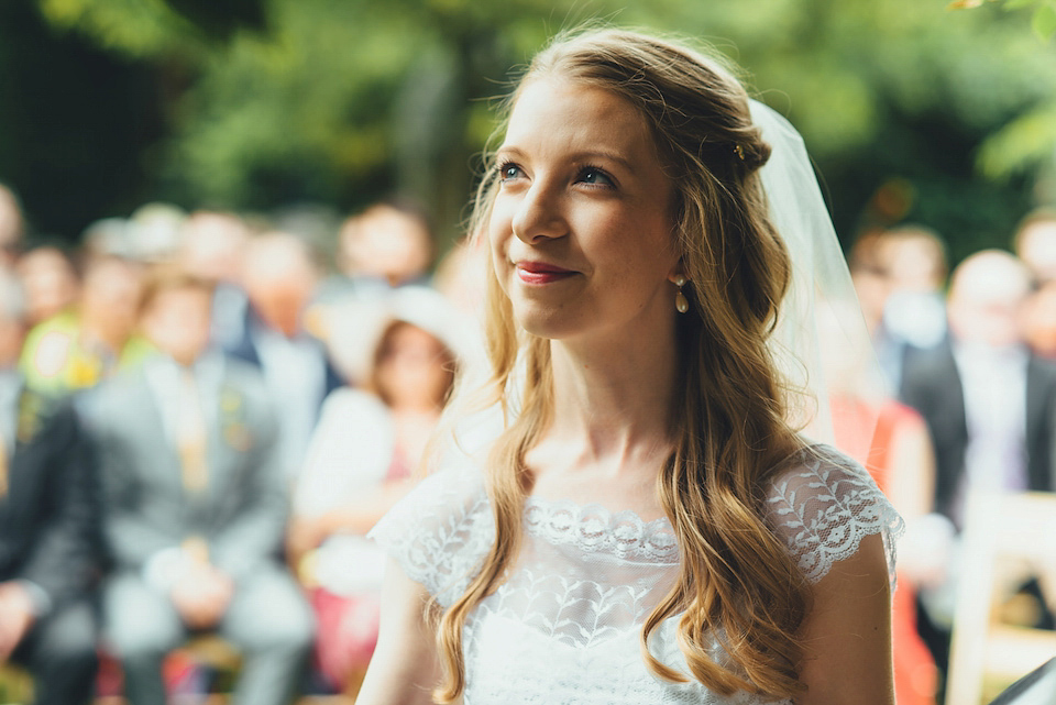 Daisy Bouquets and Tipis for a Colourful Summer Tipi Wedding, photography by Becky Ryan.