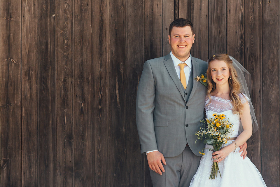 Daisy Bouquets and Tipis for a Colourful Summer Tipi Wedding, photography by Becky Ryan.