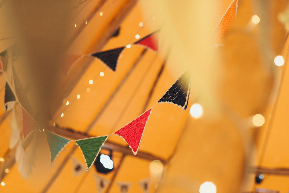 Daisy Bouquets and Tipis for a Colourful Summer Tipi Wedding, photography by Becky Ryan.