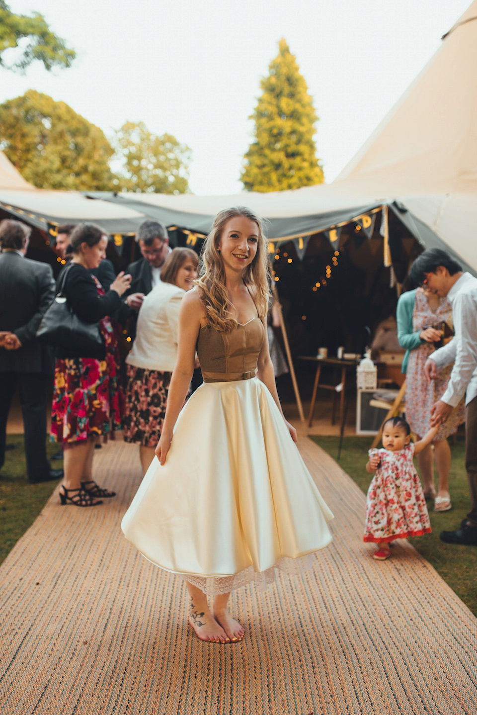 Daisy Bouquets and Tipis for a Colourful Summer Tipi Wedding, photography by Becky Ryan.