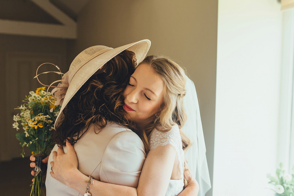 Daisy Bouquets and Tipis for a Colourful Summer Tipi Wedding, photography by Becky Ryan.