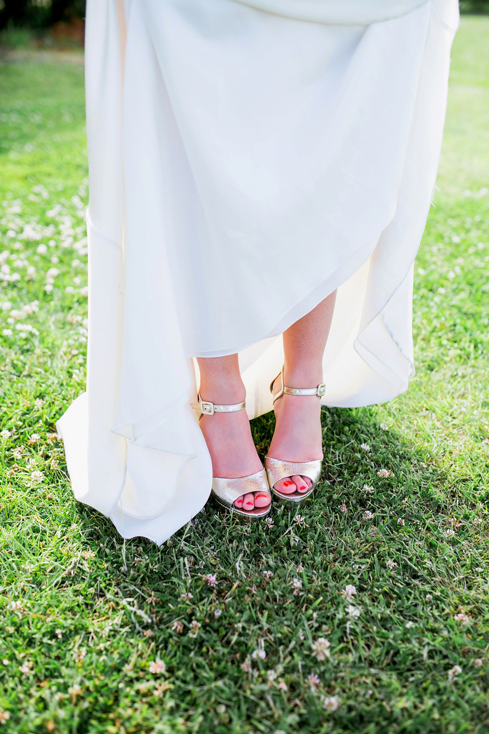 Gemy Maalouf Glamour and Gold Platforms for a Colourful 70's Inspired Wedding. Photography by Hayley Savage.