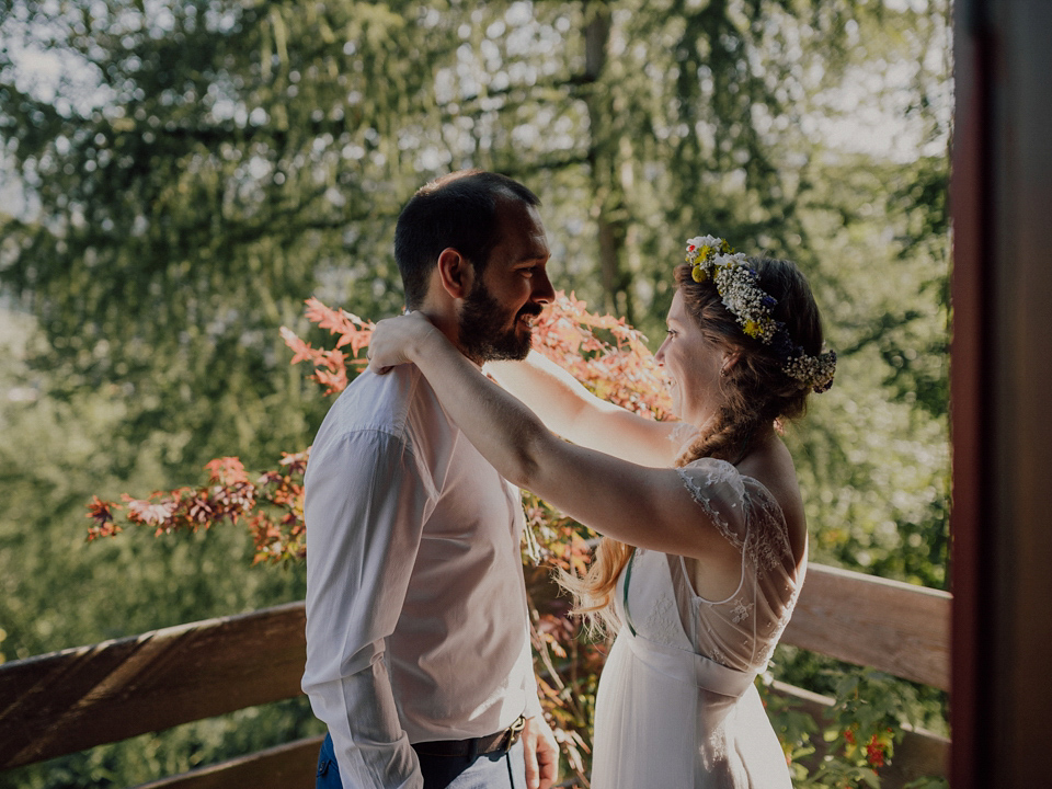 A Swiss mountain elopement. The bride wears a Stephanie Wolff gown. Photography by Capyture.