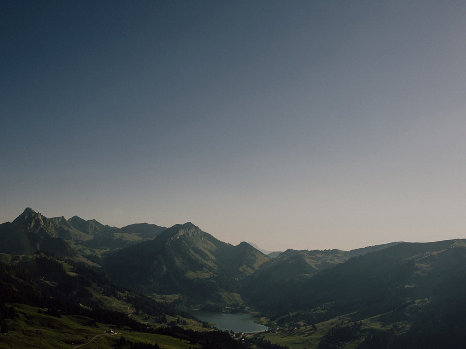 A Swiss mountain elopement. The bride wears a Stephanie Wolff gown. Photography by Capyture.