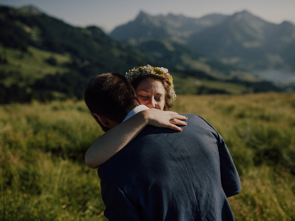 A Swiss mountain elopement. The bride wears a Stephanie Wolff gown. Photography by Capyture.