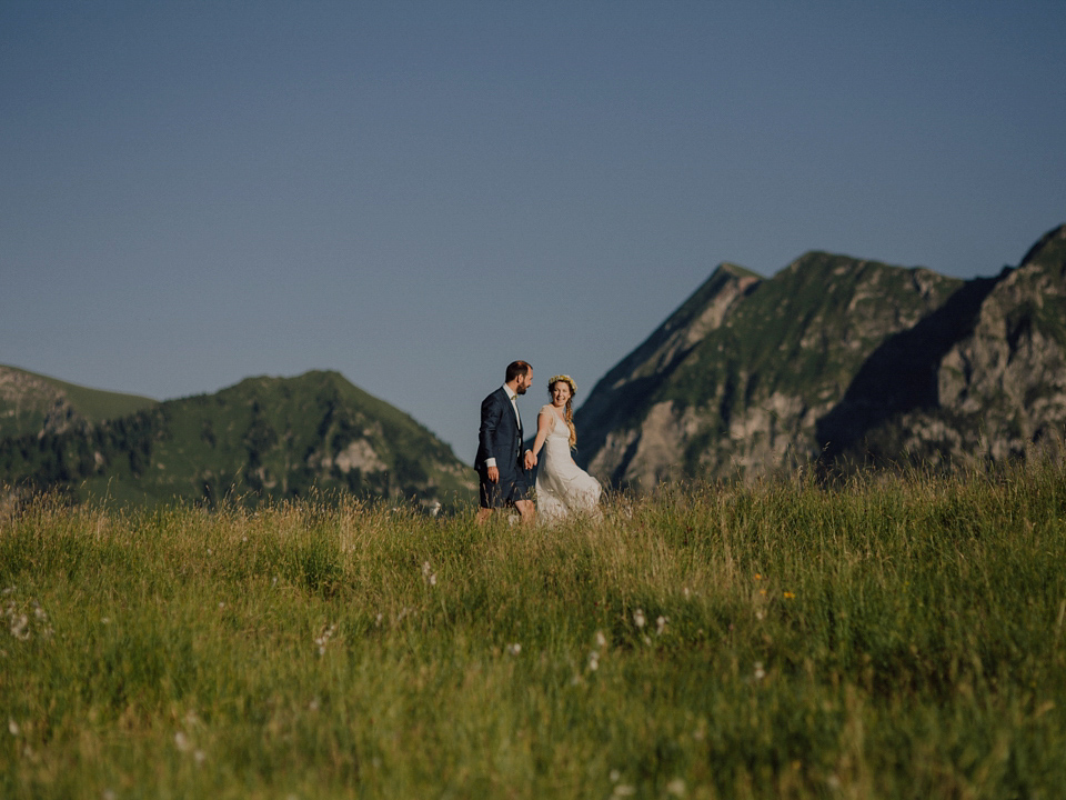 A Swiss mountain elopement. The bride wears a Stephanie Wolff gown. Photography by Capyture.