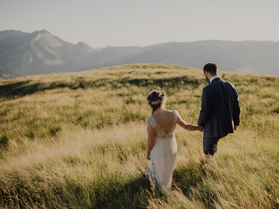 A Swiss mountain elopement. The bride wears a Stephanie Wolff gown. Photography by Capyture.
