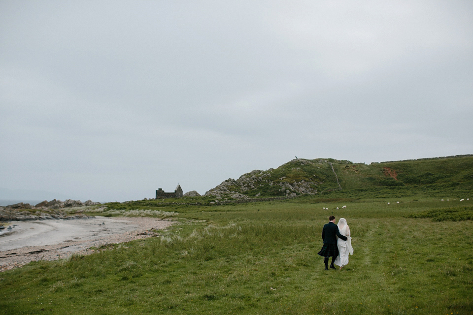 Lauren wears an original vintage 1940s wedding dress and veil for her elegant and colourful wedding at Crear in Scotland. Photography by Caro Weiss.