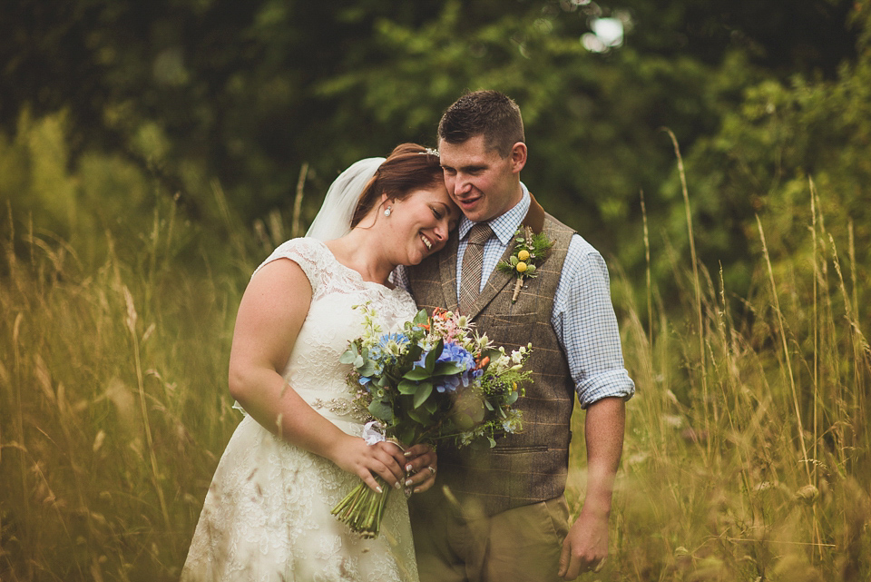 wpid406695 bright colourful open air english country wedding 37