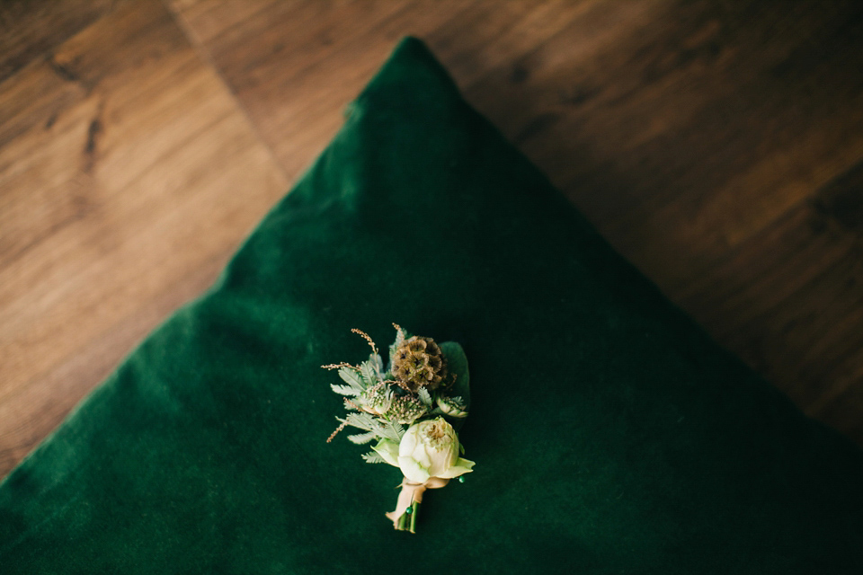 Laura wore a gown by Otilia Brailoiu for her Autumn wedding in the Romanian countryside. Images by Green Antlers Photography.