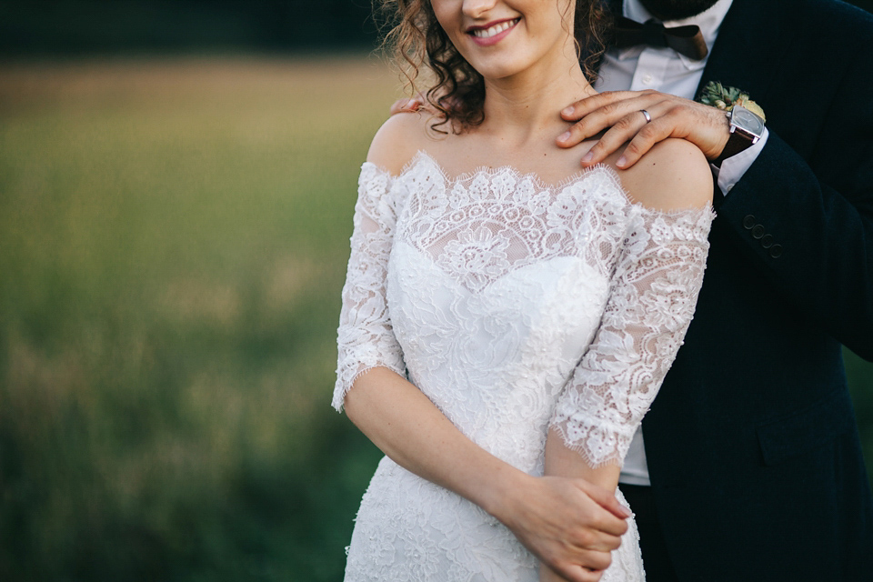 Laura wore a gown by Otilia Brailoiu for her Autumn wedding in the Romanian countryside. Images by Green Antlers Photography.