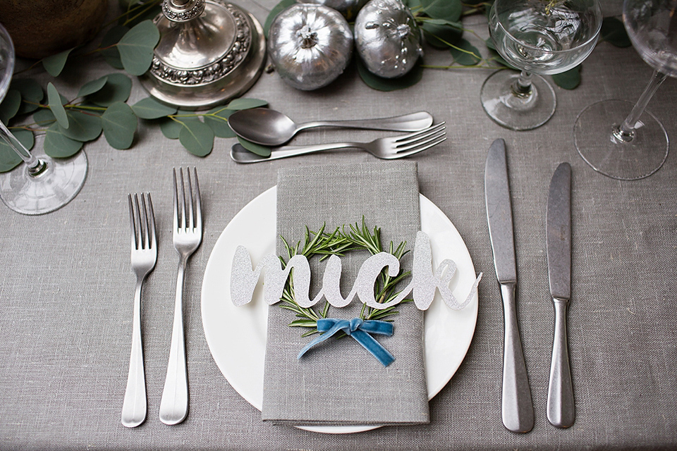 Elegant and modern winter wedding inspiration. Photography by Jo Hastings.