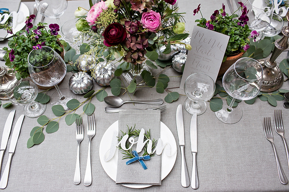 Elegant and modern winter wedding inspiration. Photography by Jo Hastings.