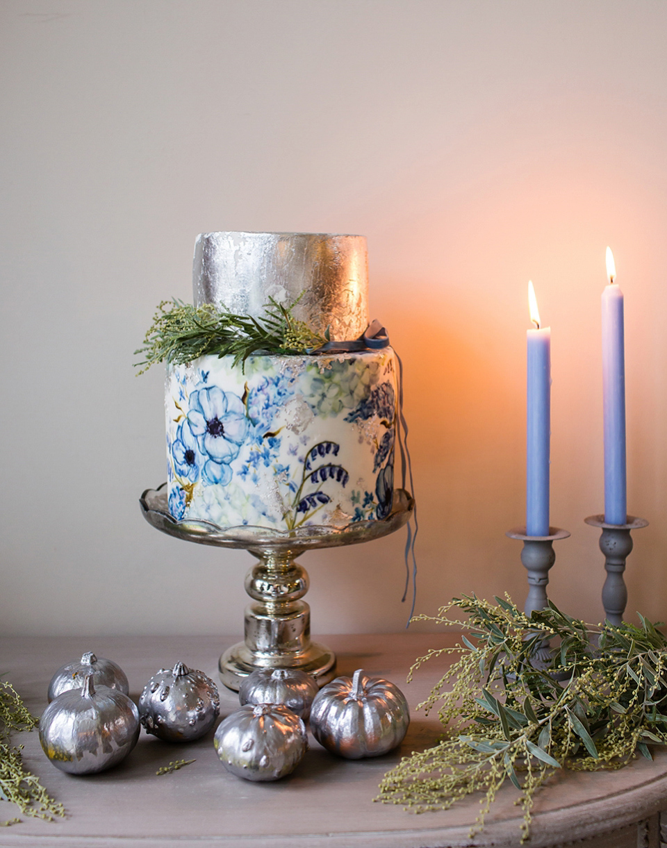 Elegant and modern winter wedding inspiration. Photography by Jo Hastings.