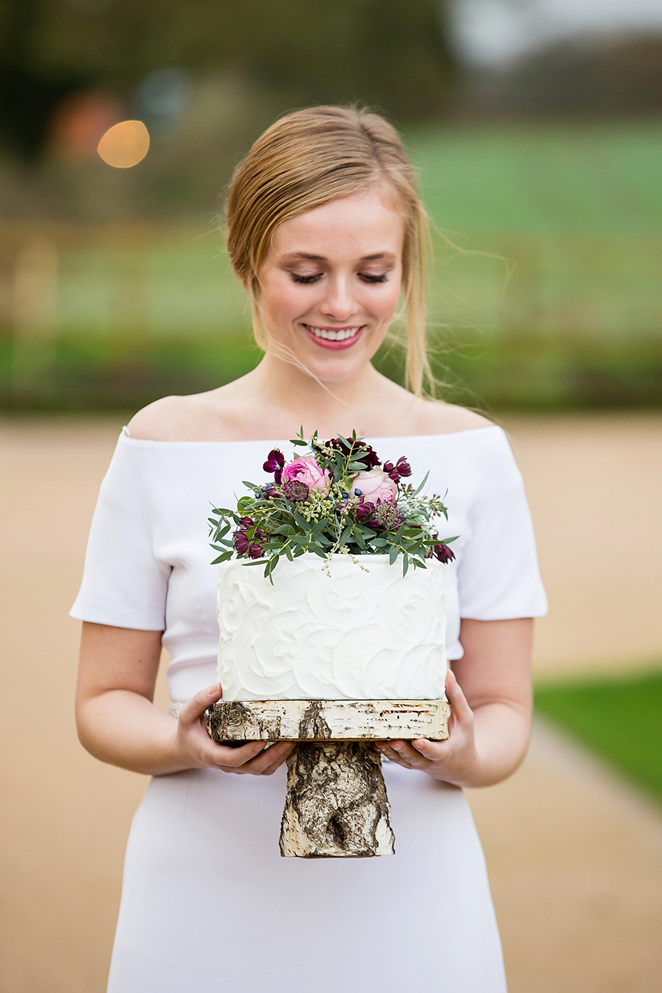 Elegant and modern winter wedding inspiration. Photography by Jo Hastings.