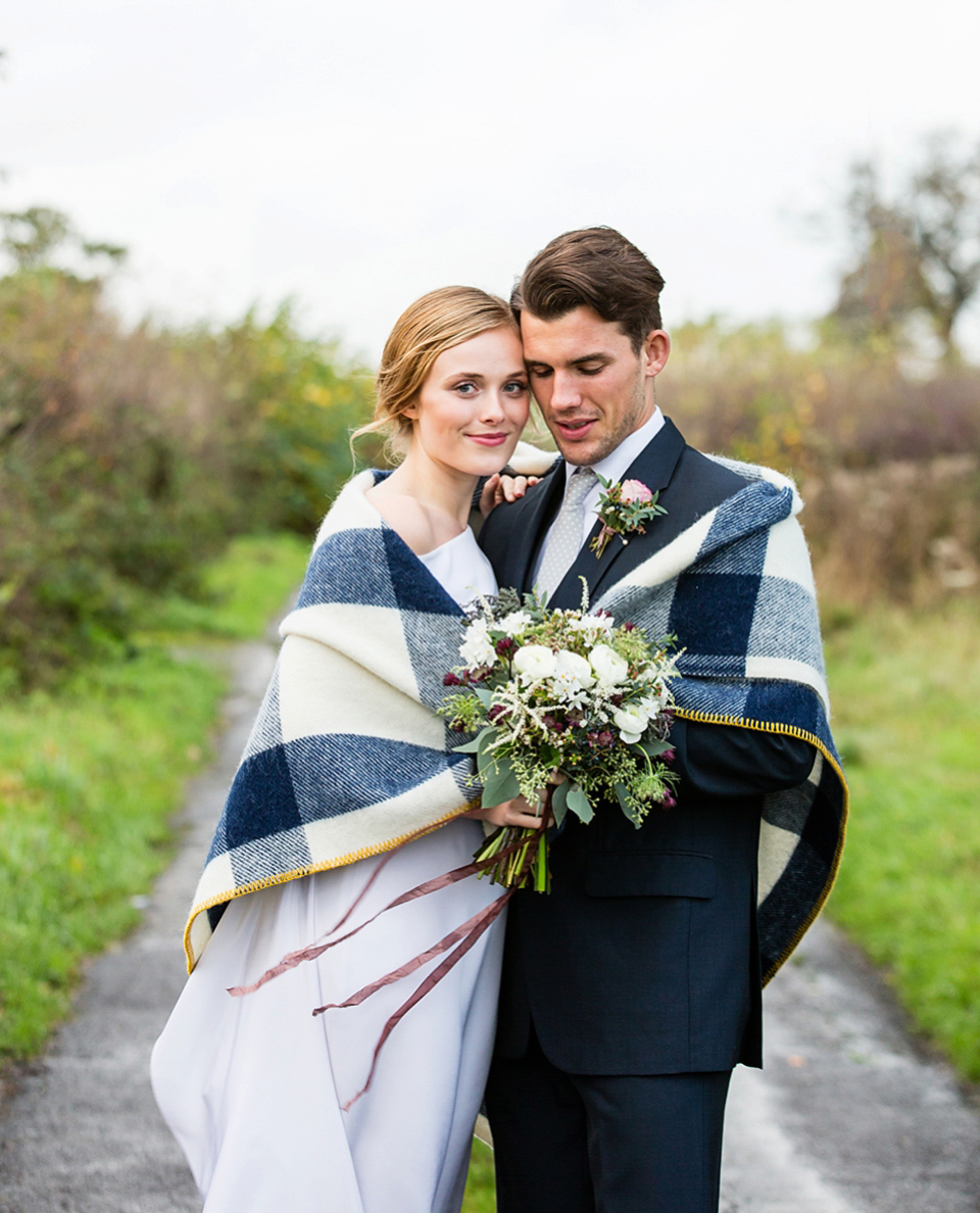 Elegant and modern winter wedding inspiration. Photography by Jo Hastings.