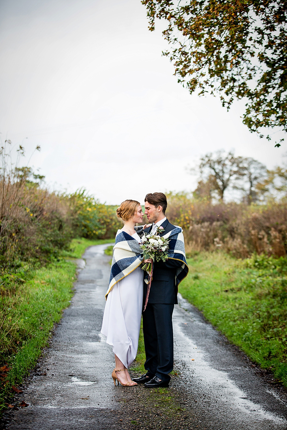 Elegant and modern winter wedding inspiration. Photography by Jo Hastings.