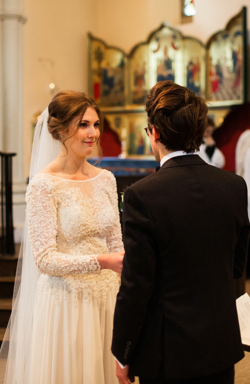 Victoria wears a backless, full-sleeved gown by Maria Senvo for her 1920's and Gatsby inspired London pub wedding. Photography by Hearts on Fire.