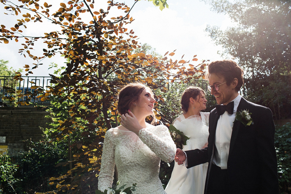 Victoria wears a backless, full-sleeved gown by Maria Senvo for her 1920's and Gatsby inspired London pub wedding. Photography by Hearts on Fire.