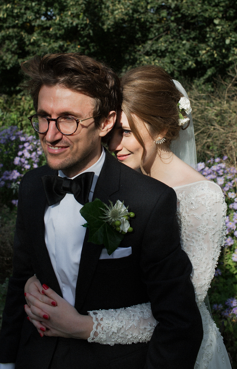 Victoria wears a backless, full-sleeved gown by Maria Senvo for her 1920's and Gatsby inspired London pub wedding. Photography by Hearts on Fire.