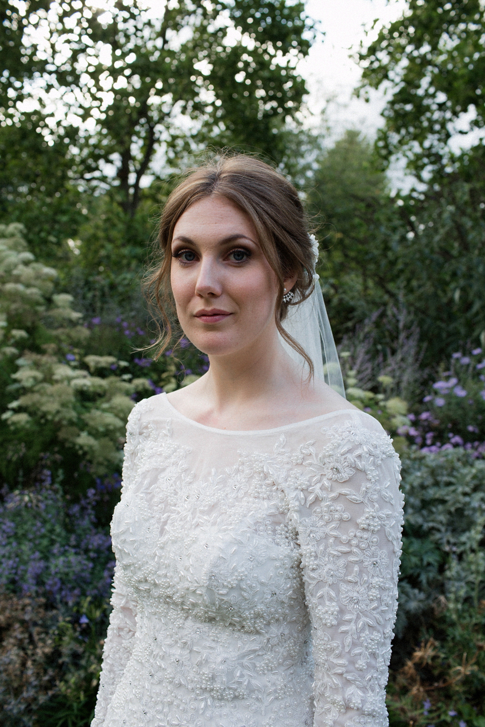 Victoria wears a backless, full-sleeved gown by Maria Senvo for her 1920's and Gatsby inspired London pub wedding. Photography by Hearts on Fire.