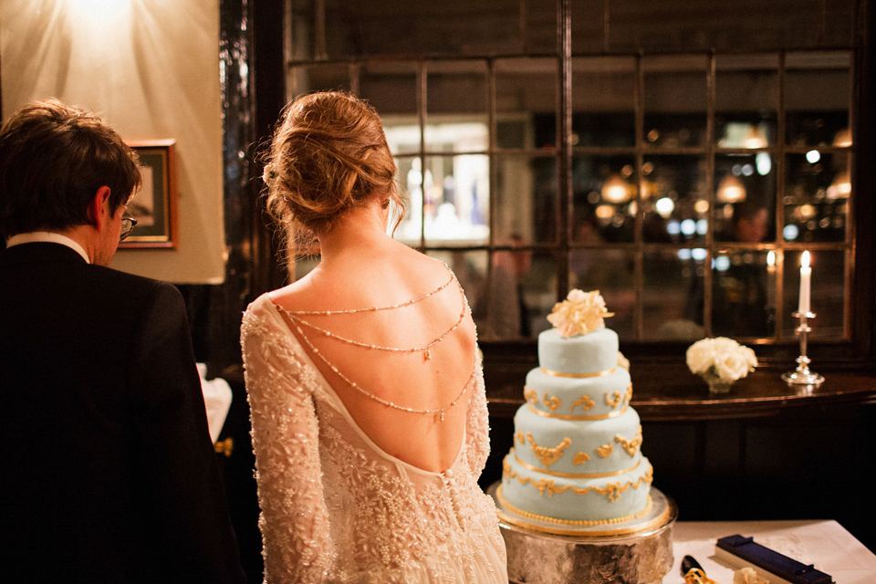 Victoria wears a backless, full-sleeved gown by Maria Senvo for her 1920's and Gatsby inspired London pub wedding. Photography by Hearts on Fire.