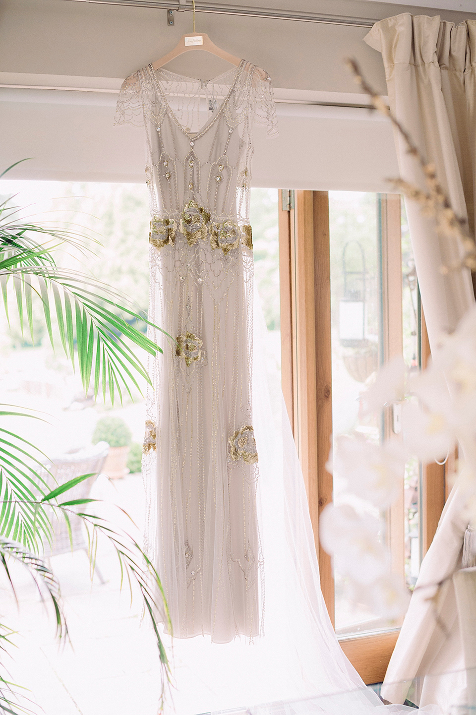 Jenny Packham glamour for a pale green pub wedding in Sussex. Photography by Razia N. Jukes.