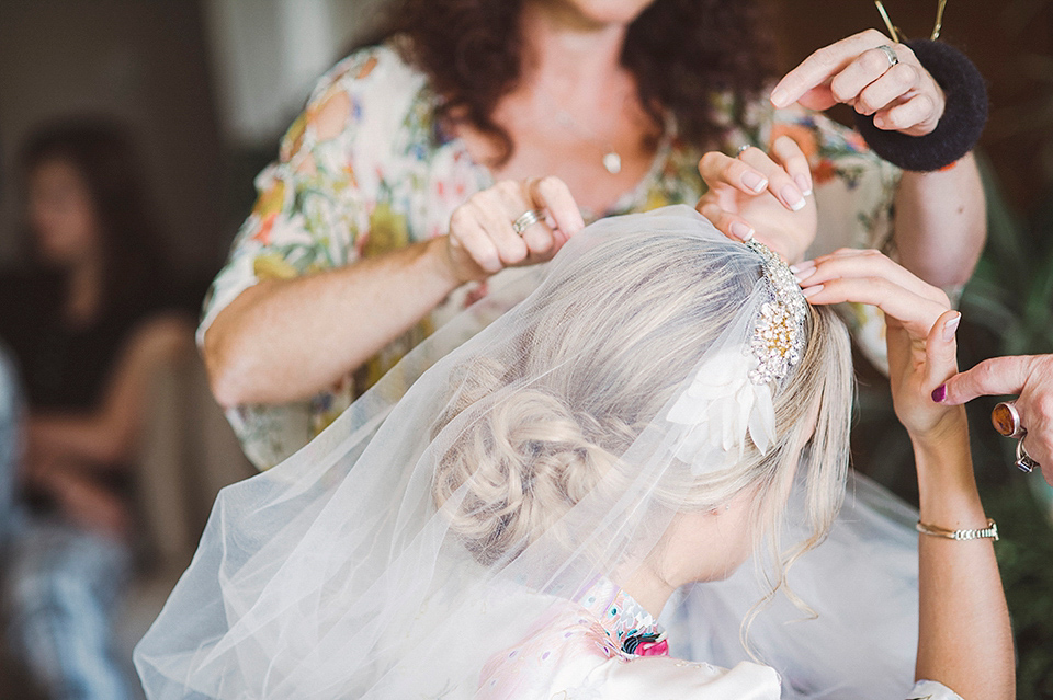 Jenny Packham glamour for a pale green pub wedding in Sussex. Photography by Razia N. Jukes.