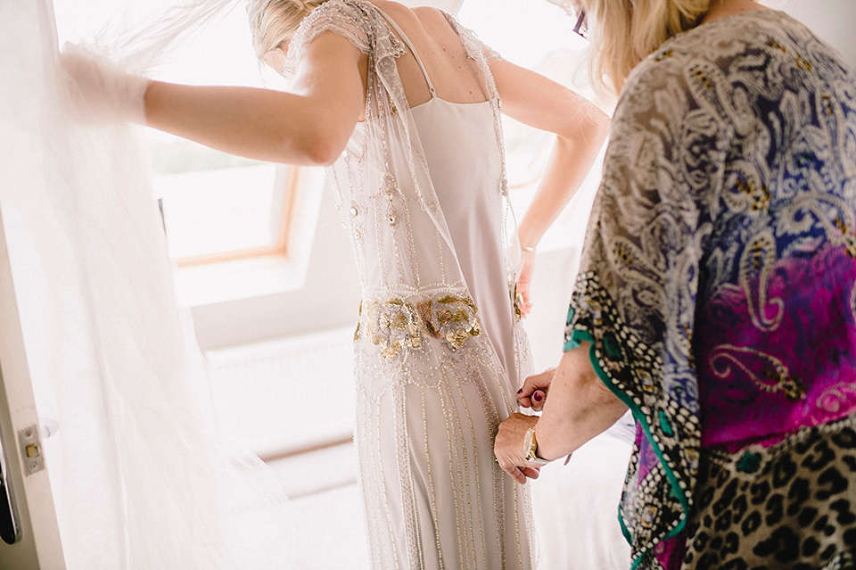 Jenny Packham glamour for a pale green pub wedding in Sussex. Photography by Razia N. Jukes.